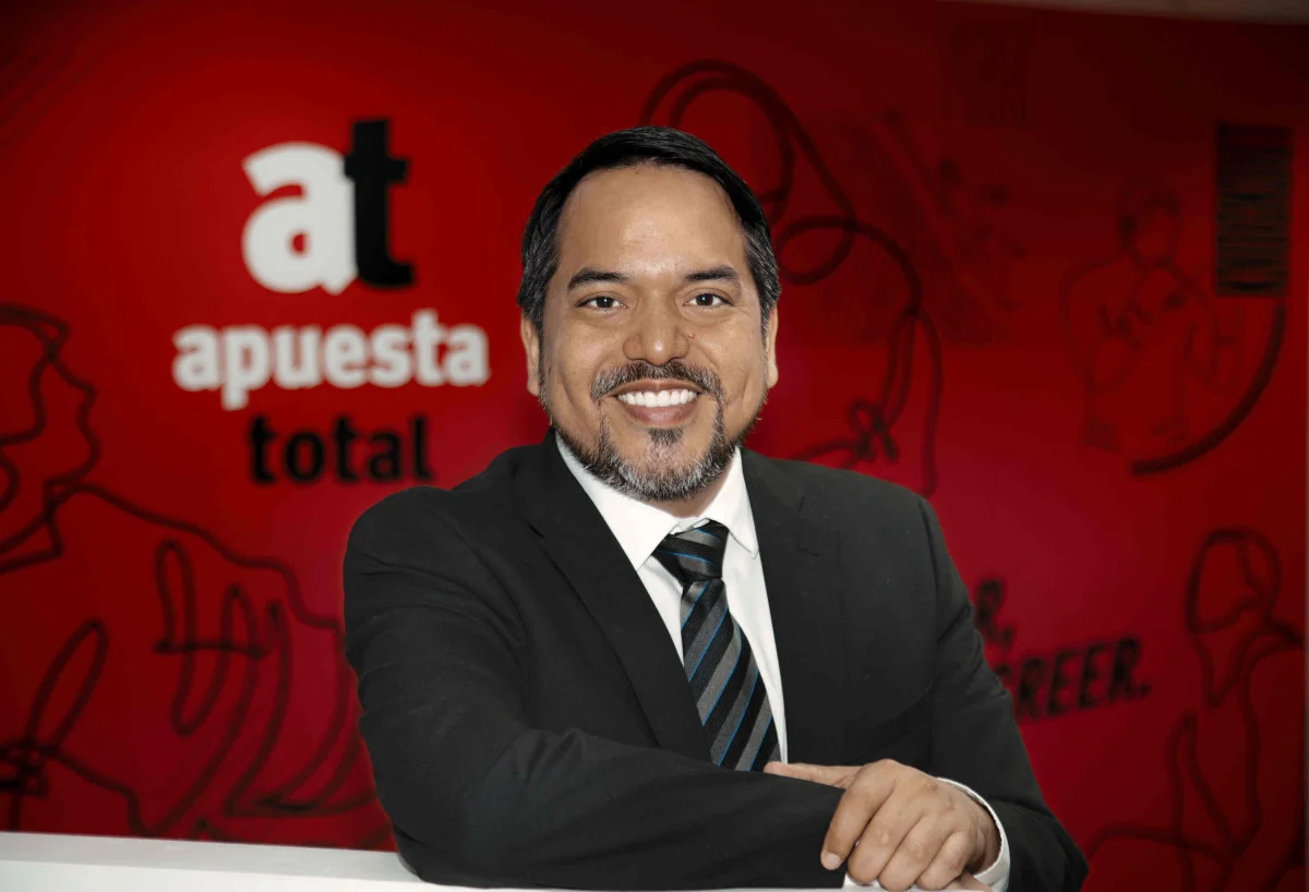 La nueva regulación del mercado peruano tendrá un lugar central en el debate durante el próximo SBC Summit Latinoamérica. A poco más de seis semanas del evento, hablamos con uno de los principales líderes de la industria local: Gonzalo Pérez, CEO de Apuesta Total. No solo será uno de los protagonistas del evento, sino que será uno de los primeros en compartir su experiencia y visión en el panel Tango regulatorio: navegando por el panorama del juego en América Latina en la sesión de Leaders, junto a JD Duarte, CEO de Betcris, y Cristina Romero, Socia de LOYRA Abogados.