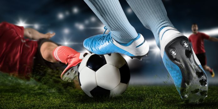 SBC Summit Spotlight: Ricardo Peixoto, Sofascore Por Lucia Gando -julio 6, 2026 sbc sofascore Créditos: Shutterstock. Share Tweet LinkedIn Email El año sigue avanzado y el próximo evento insignia de SBC está cada vez más cerca. SBC Summit 2026 prepara una edición especial en el año del Mundial, y para comenzar a adentrarnos en la agenda de conferencia hablamos con uno de los oradores, Ricardo Peixoto, Country Manager Brasil de Sofascore. Mientras Brasil se posiciona como uno de los mercados más potentes del juego y las apuestas, Sofascore comparte con SBC Noticias cómo es el trabajo diario y cuáles son las ventajas del Mundial. SBC Noticias: Ricardo, estás viendo el Mundial 2026 desde dos perspectivas: la de un apasionado aficionado brasileño y la de Country Manager del mercado más grande de Sudamérica. En términos de comportamiento del usuario, ¿cómo se traduce la “emoción de los aficionados” en datos y tráfico dentro de la aplicación durante un torneo de esta magnitud? Ricardo Peixoto: Como aficionado brasileño, el Mundial es diferente a cualquier otro evento deportivo. Sin importar la generación, siempre creemos que este podría ser nuestro año. Acabamos de vencer a Japón y clasificarnos para la siguiente ronda contra Noruega, así que, naturalmente, el optimismo vuelve a estar por las nubes. Esa conexión emocional con el fútbol es algo muy singular en Brasil, y se traduce directamente en el comportamiento de los usuarios dentro de nuestra aplicación. Desde la perspectiva de Sofascore, esa emoción se vuelve cuantificable. Uno de los indicadores más claros es que nuestros Usuarios Activos Mensuales crecieron un 14,91 por ciento durante el torneo. Esto nos indica que el Mundial no solo atrae a visitantes ocasionales. La aplicación hace que los aficionados regresen con más frecuencia, ya que siguen los partidos, exploran los equipos y se mantienen al tanto de competiciones que normalmente no verían. Quizás la señal más impresionante proviene de Fantasy Football. Durante el torneo, el número de equipos de Fantasy creados aumentó un 895 por ciento, lo que demuestra que los aficionados no quieren ser espectadores pasivos. Quieren participar, competir con amigos e involucrarse más profundamente con la competición. La Copa del Mundo transforma el fútbol, ​​pasando de ser algo que la gente simplemente ve a una experiencia que viven activamente. Lo que es particularmente interesante es que el torneo también amplía la audiencia. Los aficionados ocasionales se convierten de repente en usuarios muy comprometidos porque cada partido tiene relevancia global. Empiezan a investigar selecciones nacionales desconocidas, a comparar jugadores, a consultar las alineaciones y a analizar estadísticas que quizás nunca habrían explorado durante una temporada regular. Nuestra misión nunca ha sido reemplazar la emoción con estadísticas. El fútbol siempre estará impulsado por la pasión. Lo que hacemos es proporcionar el contexto y la información que permiten a los aficionados vivir esos momentos emotivos con aún más intensidad. Eso es exactamente lo que sucede durante una Copa del Mundo. SBC Noticias: Para la industria de las apuestas en Brasil, una Copa del Mundo es un evento único. Desde tu perspectiva en el sector de los deportes y los juegos, ¿qué nuevas dinámicas o tendencias de apuestas observa en este Mundial de 2026 que no existían en Qatar? ¿Y cómo influye la inmediatez de los datos de Sofascore en esas decisiones en directo? R.P.: La mayor diferencia entre Qatar y el Mundial de 2026 no es el torneo en sí, sino el mercado brasileño. Desde Qatar, Brasil ha implementado un marco regulatorio para las apuestas, lo que ha transformado radicalmente la forma en que los operadores con licencia se comunican con los clientes, captan usuarios y fomentan la fidelización a largo plazo. Una de las tendencias más claras que observamos en Sofascore es un aumento significativo en las apuestas simples al resultado entre los usuarios recreativos. Los brasileños tienen una arraigada tradición llamada “Bolão da Copa”, donde grupos de amigos predicen el resultado de cada partido del Mundial y compiten para ver quién obtiene las mejores predicciones. Está profundamente arraigada en nuestra cultura futbolística. Con la regulación, las apuestas se han vuelto mucho más accesibles y populares. Lo que observamos es que parte de esta tradición del Bolão se ha integrado de forma natural en el ecosistema de apuestas reguladas. Muchas personas que antes solo hacían predicciones entre amigos cada cuatro años ahora están experimentando por primera vez con casas de apuestas deportivas autorizadas. Como resultado, mercados tradicionales como Ganador del Partido y Doble Oportunidad han experimentado un crecimiento proporcionalmente mayor del que solemos observar durante las competiciones nacionales. Se trata de mercados sencillos que se adaptan perfectamente a la forma en que los brasileños siempre han disfrutado pronosticando el fútbol. Aquí es donde Sofascore juega un papel importante. La mayoría de los apostadores ocasionales no han seguido las campañas de clasificación de equipos como Cabo Verde, Canadá o Uzbekistán. Proporcionamos estadísticas en tiempo real, rendimiento histórico, valoraciones de jugadores e información contextual detallada que ayuda a los usuarios a tomar decisiones informadas en lugar de basarse únicamente en la intuición. Nuestro objetivo no es decirles a los aficionados a qué apostar, sino brindarles la mejor información disponible para que puedan tomar decisiones mejor informadas por sí mismos. SBC Noticias: En su próximo panel en Lisboa, Conectando el Juego a Través de Alianzas Tecnológicas de Próxima Generación, hablarás sobre cuánto valor de la tecnología deportiva se pierde actualmente en sistemas desconectados. Desde la perspectiva de Sofascore, ¿cómo se construye una plataforma tecnológica deportiva verdaderamente conectada donde las ligas, las plataformas de medios y las casas de apuestas consuman la misma información sin problemas? R.P.: La tecnología deportiva ha evolucionado enormemente en la última década, pero gran parte de la industria aún opera de forma aislada. Un mismo partido de fútbol genera una enorme cantidad de datos valiosos, pero los clubes, las ligas, las emisoras, las empresas de medios y las casas de apuestas suelen consumir versiones diferentes de esa información a través de sistemas desconectados. En Sofascore, creemos que el futuro no consiste en crear otra plataforma aislada, sino en formar parte de un ecosistema conectado donde una fuente fiable de datos en tiempo real impulsa múltiples experiencias simultáneamente. Un mismo evento en directo puede generar estadísticas para los aficionados dentro de nuestra aplicación, gráficos para las cadenas de televisión, análisis para los periodistas, análisis de rendimiento para los clubes y flujos de datos para las casas de apuestas. Todos consumen la misma información fiable, pero la transforman en valor para su propia audiencia. La tecnología en sí ya no es el mayor desafío. Las API, la infraestructura en la nube y la inteligencia artificial han madurado significativamente. El verdadero reto reside en crear alianzas donde todos se beneficien al compartir datos fiables, centrándose en lo que mejor saben hacer. En definitiva, los sistemas conectados crean mejores experiencias para todos. Los aficionados reciben contenido más completo, los clubes comprenden mejor a sus seguidores, los medios de comunicación obtienen información más valiosa y los operadores crean productos más atractivos. Ese es el tipo de ecosistema que estamos ayudando a construir. SBC Noticias: El panel debatirá cómo los operadores están conectando canales de datos rápidos con motores de cuotas cada vez más inteligentes. Con el endurecimiento de las regulaciones de apuestas en Latinoamérica, ¿cómo ayuda una infraestructura de datos limpia y en tiempo real a los operadores a cumplir con las regulaciones sin perjudicar la experiencia del usuario? R.P.: De hecho, considero que la creciente inteligencia de los motores de cuotas es algo muy positivo. Cuanto mejores sean los modelos, más justa y equilibrada será la experiencia de apuestas tanto para los operadores como para los apostadores. Desde una perspectiva regulatoria, sin embargo, la mayor contribución proviene de la calidad de la infraestructura de datos subyacente. Los datos confiables en tiempo real permiten a los operadores detectar patrones de apuestas sospechosos mucho antes, monitorear los riesgos de integridad y responder rápidamente ante posibles fraudes. Esto se alinea perfectamente con lo que los reguladores buscan lograr en toda Latinoamérica. También fortalece las iniciativas de juego responsable, ya que los operadores tienen una comprensión mucho más clara del comportamiento de las apuestas y pueden reaccionar de manera más inteligente ante cualquier actividad inusual. Una buena regulación no debería dificultar la vida de los usuarios honestos, sino solo la de aquellos que intentan manipular el sistema. Los datos deportivos limpios, confiables y en tiempo real son uno de los pilares fundamentales que permiten a los operadores lograr precisamente eso sin comprometer la experiencia del cliente. SBC Noticias: Tradicionalmente, los datos objetivos eran para analistas, pero hoy en día el aficionado promedio exige gráficos con IA en las transmisiones y métricas avanzadas en su pantalla secundaria. ¿Cuál es el mayor desafío técnico para transformar los datos brutos de seguimiento de jugadores en contenido emocional y comprensible para el aficionado común? R.P.: Esta pregunta probablemente sea la que mejor representa lo que Sofascore ha estado haciendo durante más de quince años. Recopilar datos ya no es la parte difícil. La inteligencia artificial ha acelerado drásticamente la velocidad con la que se pueden capturar, validar y procesar eventos en vivo. Ahora recibimos más información, más rápido que nunca. El verdadero desafío es decidir qué información realmente le importa al aficionado. Los seguidores no quieren miles de puntos de datos. Quieren entender al instante por qué su equipo está dominando el partido, por qué un delantero está rindiendo por debajo de lo esperado o por qué un equipo que no era favorito se convirtió de repente en el favorito. Ahí es donde el diseño del producto se vuelve tan importante como la tecnología. El desafío no es producir más datos, sino transformar la complejidad en claridad sin sacrificar la precisión. En Sofascore, hemos construido nuestra reputación precisamente sobre eso. Tomamos enormes volúmenes de información en bruto y los transformamos en calificaciones intuitivas, gráficos visuales y análisis que cualquiera puede comprender en segundos. El fútbol siempre será, ante todo, emocional. Las estadísticas deben potenciar esa emoción, no reemplazarla. Si los aficionados pueden disfrutar del partido y, al mismo tiempo, comprenderlo con mayor profundidad, habremos cumplido nuestro objetivo. En cuanto a cómo lo hacemos exactamente, creo que guardaré esa parte de la fórmula para nosotros. Todos tenemos nuestros secretos profesionales. SBC Noticias: La alianza con Flamengo es una jugada estratégica importantísima en el fútbol sudamericano. ¿Cómo se diseñó esta alianza para ir más allá de un simple patrocinio de marca y convertirse en una colaboración tecnológica que aporte valor real tanto al club como a los millones de aficionados de Flamengo? R.P.: Nunca nos acercamos a Flamengo buscando una oportunidad de patrocinio. Nos acercamos buscando una alianza tecnológica. El patrocinio se trata de visibilidad. Las alianzas tecnológicas se tratan de crear valor. Flamengo tiene una de las aficiones más grandes y apasionadas del fútbol mundial, mientras que Sofascore ha creado una de las plataformas de datos deportivos más completas del mundo. Nos encontramos, naturalmente, en la intersección entre los clubes y los aficionados. Los hinchas acuden a nosotros en busca de estadísticas, información y análisis. Flamengo crea la emoción en el campo. Nosotros contribuimos a enriquecer todo lo que sucede a su alrededor. Esta colaboración le brinda al Flamengo acceso a nuestra experiencia en datos deportivos, comportamiento de los aficionados y participación digital, lo que les permite ofrecer experiencias aún más enriquecedoras a sus seguidores. Al mismo tiempo, Sofascore ayuda a expandir el alcance internacional del Flamengo a través de nuestros más de 40 millones de usuarios activos en decenas de países. Más importante aún, esta alianza va mucho más allá del propio Flamengo. Nuestra visión es convertirnos en el punto de referencia para los aficionados en todo lo relacionado con el fútbol y, a través de alianzas como esta, eventualmente también en todo lo relacionado con su club favorito. Creemos que este modelo puede replicarse en todo el fútbol brasileño, creando un ecosistema digital más sólido donde los clubes y las empresas tecnológicas colaboren para ofrecer mayor valor a los aficionados. SBC Noticias: Sofascore ha mencionado anteriormente su objetivo de duplicar su base de usuarios en Brasil para 2026. ¿Qué papel juegan las alianzas con clubes de la talla del Flamengo para llegar a nichos de aficionados que quizás viven el fútbol de forma tradicional y aún no han adoptado el análisis de datos? R.P.: Duplicar nuestra base de usuarios en Brasil sigue siendo un objetivo estratégico, y alianzas como la del Flamengo son una parte importante de ese camino. El Flamengo es una alianza emblemática debido a su tamaño, influencia e increíble conexión con sus seguidores. Pero es igualmente importante mencionar que durante 2026 también hemos establecido alianzas con otros siete clubes de la Série A, Série B y Série C. Como mencioné antes, Sofascore se ubica naturalmente en la intersección entre los aficionados y los clubes. Cada interacción dentro de nuestra plataforma comienza con la pasión por un equipo. También es justo decir que la cultura deportiva brasileña no ha adoptado las estadísticas en la misma medida que otros mercados, particularmente Estados Unidos. Sin embargo, esa adopción se produce de manera diferente según las generaciones. Los nativos digitales ya consumen fútbol a través de estadísticas, segundas pantallas y experiencias móviles. No necesitan que se les convenza de que los datos les ayudan a comprender mejor el juego. En muchos sentidos, somos nosotros quienes aprendemos de ellos a medida que continuamos mejorando el producto. Los aficionados tradicionales siguen un camino diferente. La mejor manera de presentarles el valor de los datos deportivos es a través de las voces en las que ya confían. Por eso, las alianzas con empresas de medios como SBT, Lance!, Placar, Globo Ceará, Grupo O Povo, CNN Brasil, Canal GOAT y BandSports son fundamentales para nuestra estrategia. Estas organizaciones demuestran cómo las estadísticas enriquecen las conversaciones sobre fútbol a diario. Una vez que los aficionados descubren que los datos no disminuyen la emoción del fútbol, ​​sino que les ayudan a comprenderlo y disfrutarlo aún más, dar el siguiente paso hacia el ecosistema de Sofascore se convierte en una progresión muy natural. SBC Noticias: De cara a finales de año, con la llegada de las SAF a Brasil y los debates sobre este modelo en Latinoamérica, junto con la maduración de la industria de las apuestas, ¿cuál crees que es el próximo gran salto tecnológico que Sofascore aspira a liderar en la región? R.P.: Creo que el próximo gran salto tecnológico no se producirá en la élite del fútbol profesional. Ocurrirá mucho antes en el desarrollo del jugador. El fútbol profesional ya genera una cantidad increíble de datos. Por otro lado, el fútbol base y juvenil sigue siendo prácticamente invisible desde una perspectiva tecnológica. Durante años, Sofascore ha invertido en este ámbito a través de Torneo by Sofascore, nuestra plataforma dedicada a las competiciones juveniles y amateur. Estamos construyendo la infraestructura digital que permite a jugadores, entrenadores, clubes y familias acceder a estadísticas y visibilidad de nivel profesional mucho antes de que los atletas lleguen a las competiciones de élite. La inteligencia artificial acelerará aún más esta transformación, haciendo que la recopilación de datos, el análisis de vídeo y la evaluación de jugadores sean significativamente más rápidos, escalables y asequibles. También estamos colaborando con clubes, patrocinadores, operadores y socios tecnológicos para crear un ecosistema que impulse el fútbol base de maneras que hace tan solo unos años eran impensables. Ya tenemos en marcha varios proyectos interesantes que anunciaremos en los próximos meses, y creo que 2027 será un año decisivo para Torneo. En términos más generales, creo que el futuro de la tecnología deportiva no se limita a hacer que el fútbol profesional sea más inteligente. Se trata de brindar a millones de jóvenes atletas las mismas oportunidades para ser vistos, evaluados y desarrollados. Ahí es donde creemos que podemos hacer una de las mayores contribuciones a largo plazo al fútbol en Latinoamérica. Únete a Sofascore en SBC Summit Pase de Conferencia (599 euros): Incluye acceso al piso de exposición y a los escenarios de la conferencia, lo que te permitirá ampliar tu red de contactos y aprovechar al máximo el programa educativo. Pase de Negocios (799 euros): Acceso al piso de exposición, las sesiones de la conferencia y el nuevo programa de networking estructurado de SBC Summit, que te permitirá establecer contactos más relevantes y organizados. Pase VIP (999 euros): Disfruta de acceso completo al piso de exposición, la conferencia y todas las actividades de networking de SBC Summit. Además, recibirás comida de cortesía del festival gastronómico de la cumbre y acceso a todos los eventos de networking nocturnos. Para actualizar su pase e incluir Education+, envíe un correo electrónico a upgrade@sbcgaming.com